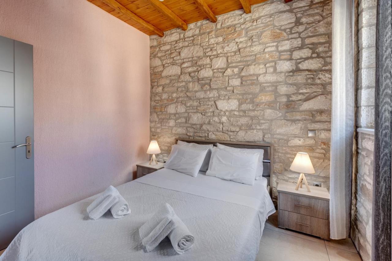 Takis Guesthouse- Laoura-Hermoupolis מראה חיצוני תמונה